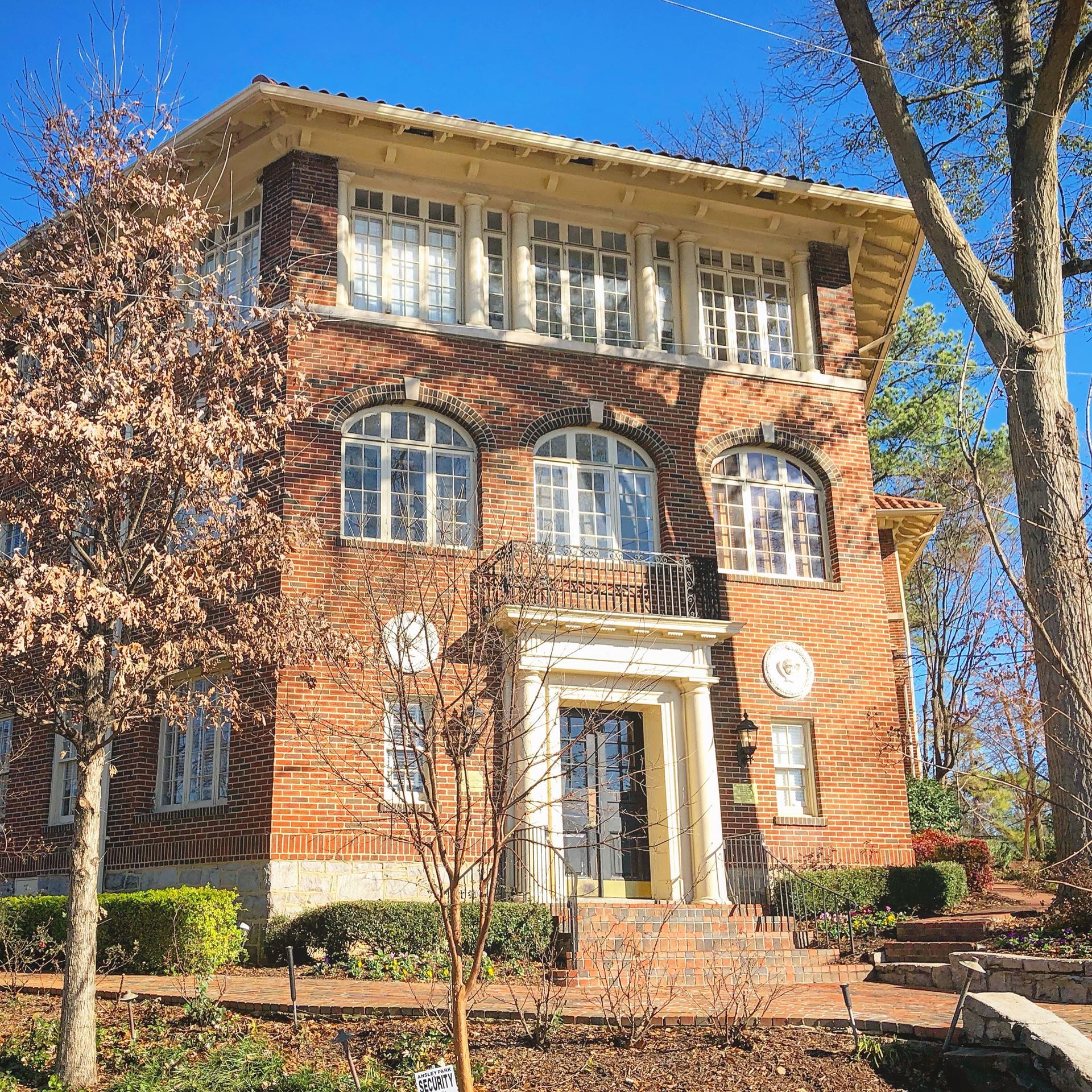 A brick apartment building